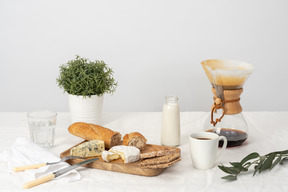 Lanches de queijo e saborosa taça de café fresco