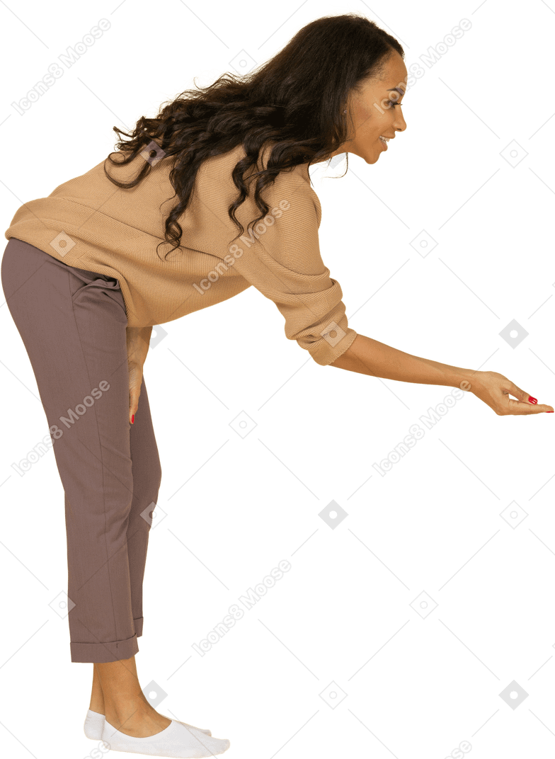 Vista lateral de una mujer joven de piel oscura inclinándose y extendiendo la mano