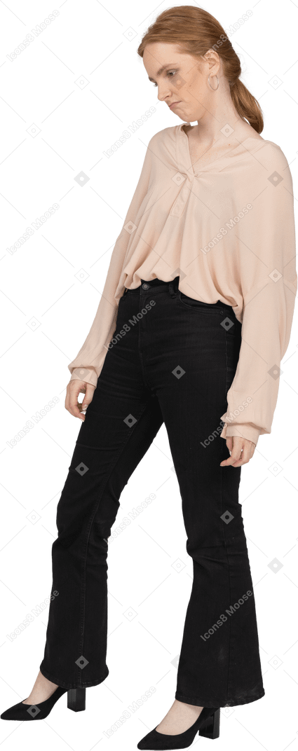 Mulher em uma blusa linda em pé