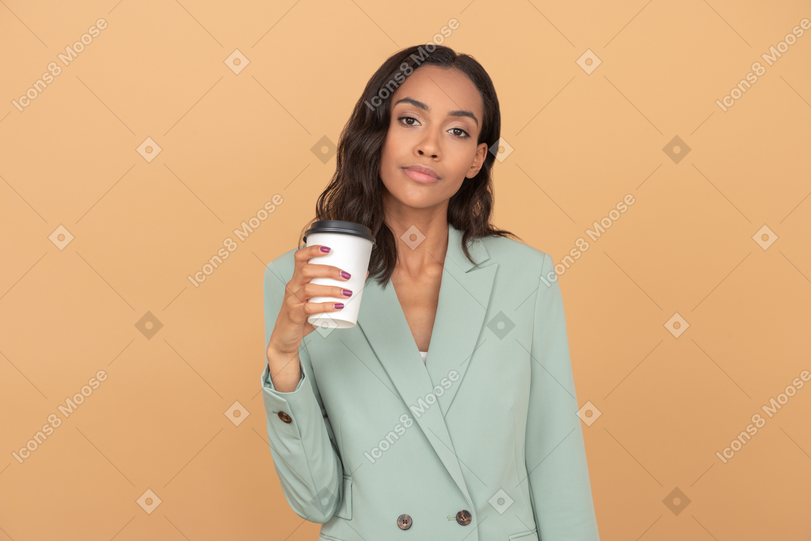 Zuversichtlich junge geschäftsfrau hält eine tasse kaffee