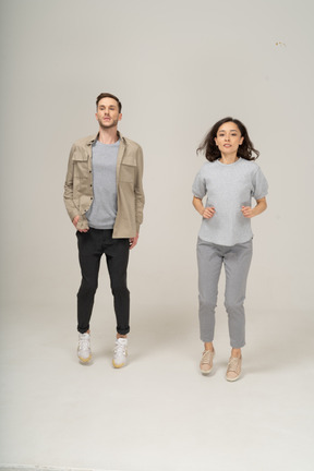 Joven y mujer en el aire saltando