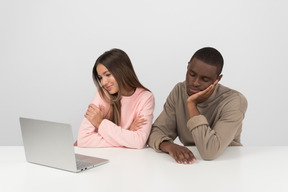 Couple attrayant en regardant certains spectacle en ligne ensemble