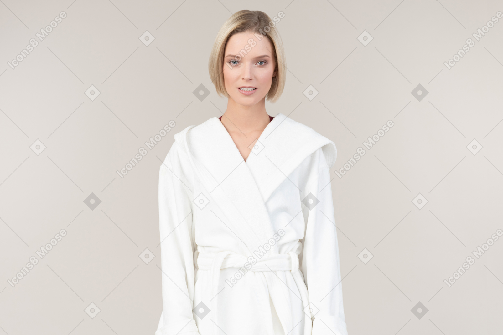 Хорошенькая молодая женщина в белом халате