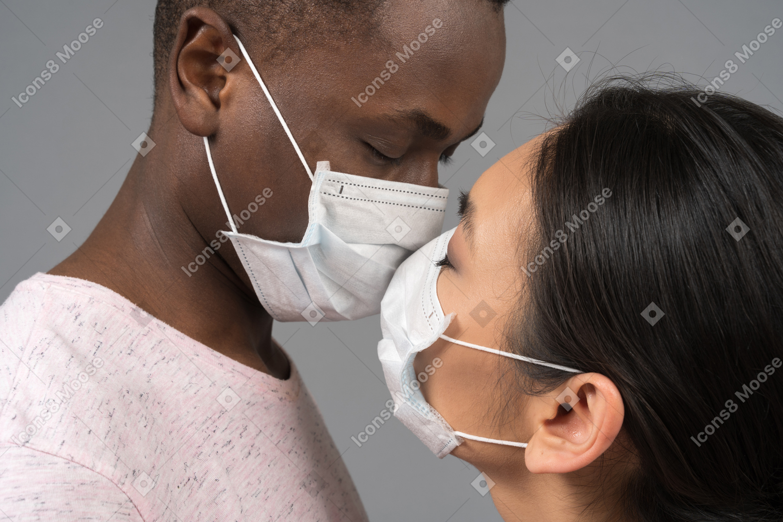 Um jovem casal usando máscaras faciais