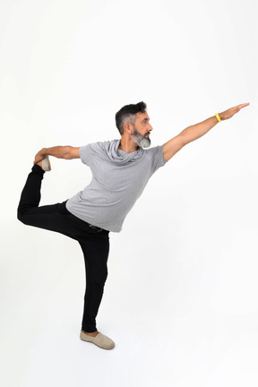 Homme d'âge mûr debout dans une pose étrange