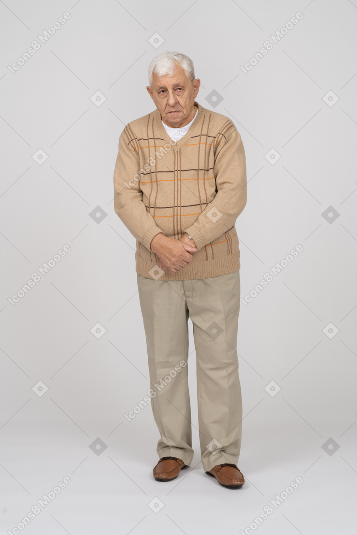 Vue de face d'un vieil homme en vêtements décontractés regardant la caméra