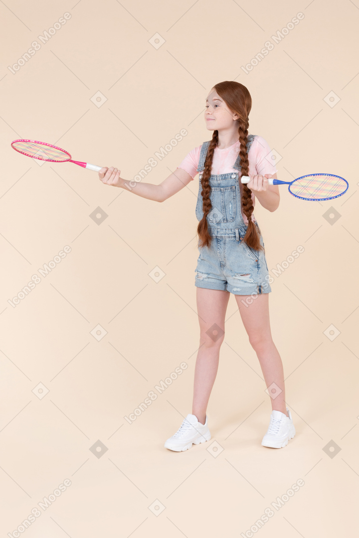 나와 테니스를 할 자원 봉사자가 있습니까?