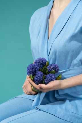 Mulher segurando um buquê de flores