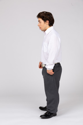 Profilansicht eines jungen mannes im anzug