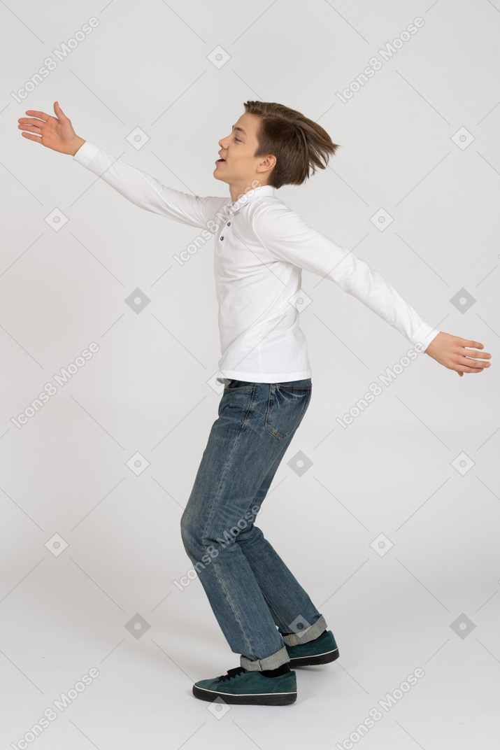 Jeune homme en vêtements décontractés sautant