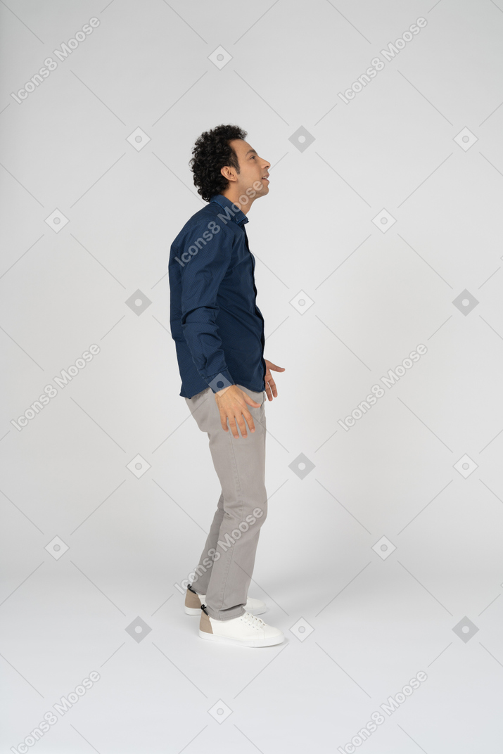 カジュアルな服を着て踊る男の側面図