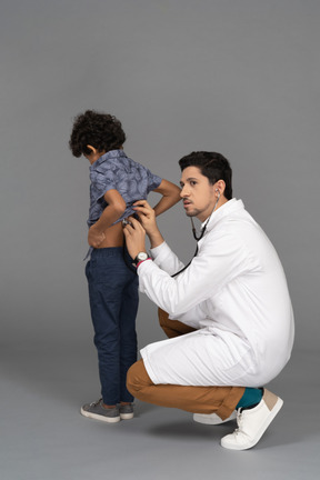 Doctor examinando niño