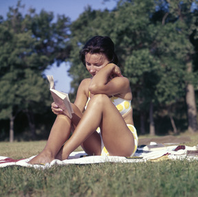 Женщина читает книгу