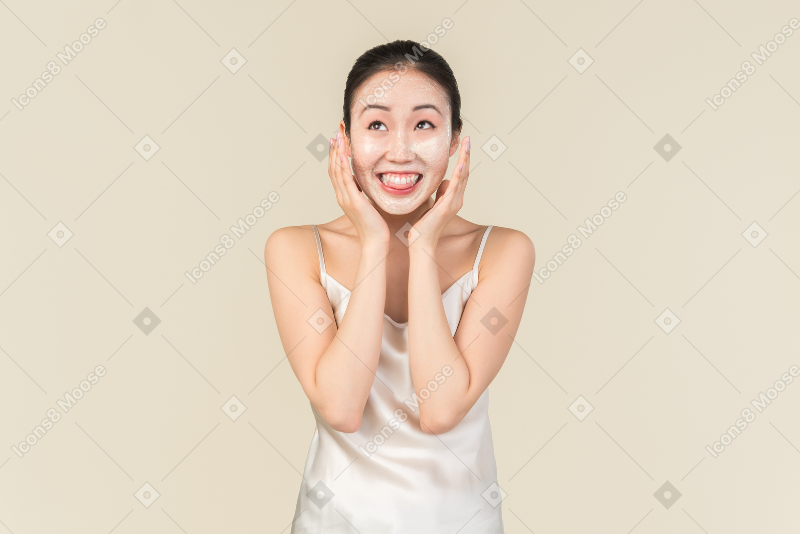 Sorrindo jovem mulher asiática com máscara facial no rosto tocar