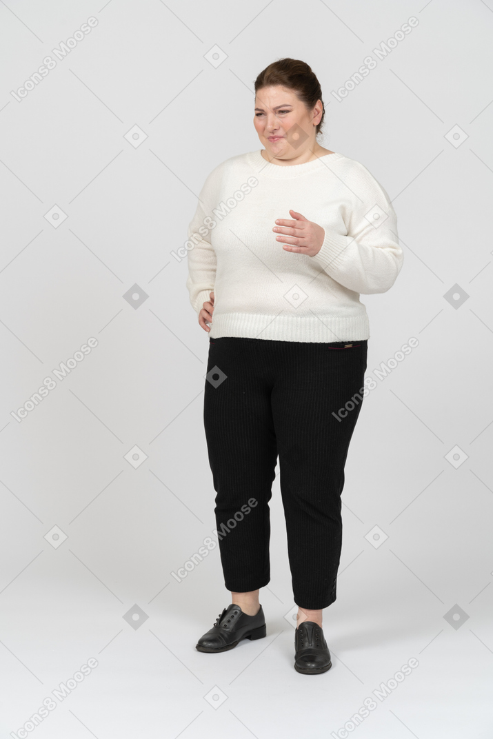 Счастливая пухлая женщина в повседневной одежде