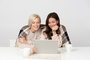 Mujeres jóvenes viendo películas y riendo