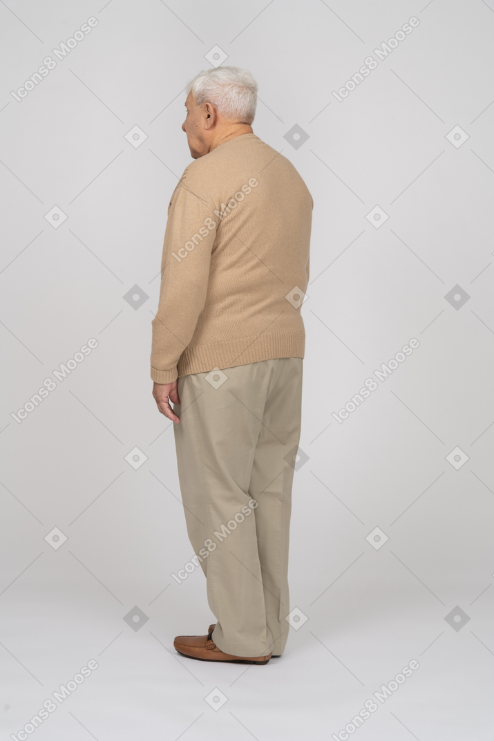 Vue latérale d'un vieil homme vêtements décontractés non encore debout