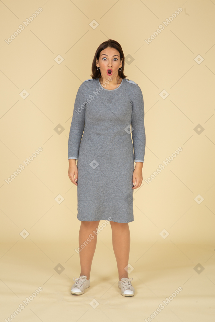 Mulher impressionada em vestido cinza