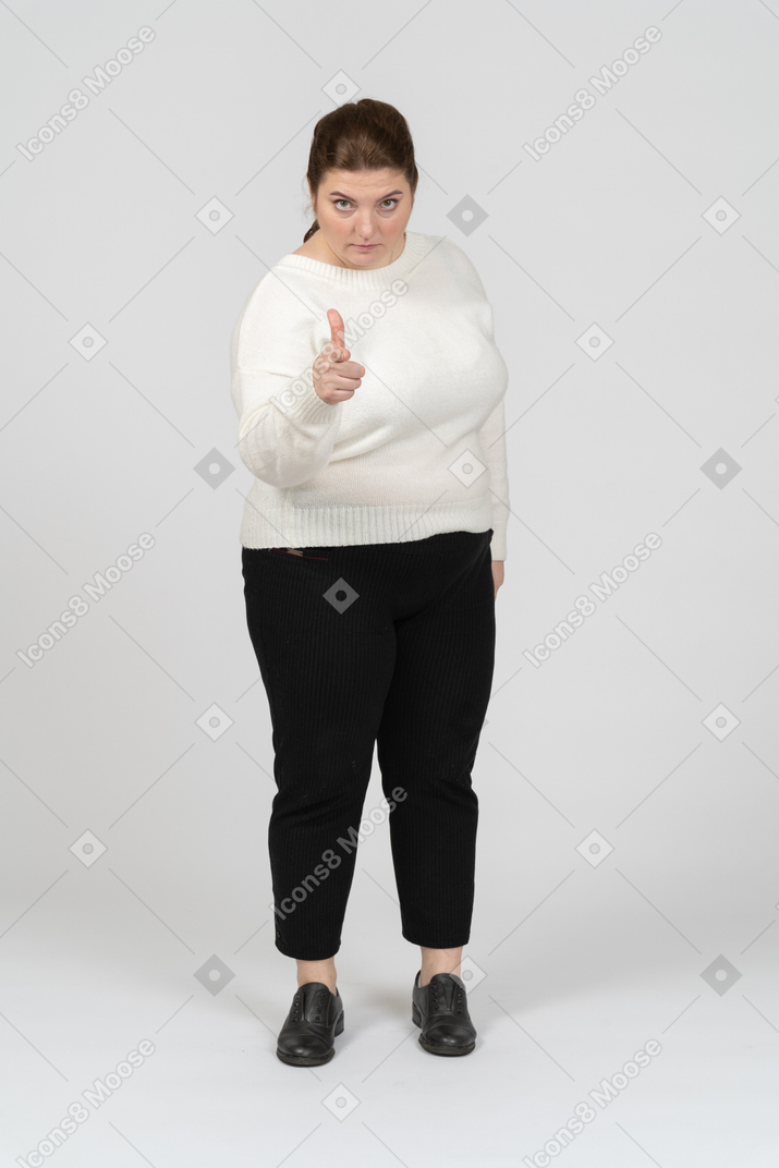 穿着休闲服的胖女人用手指指着的前视图