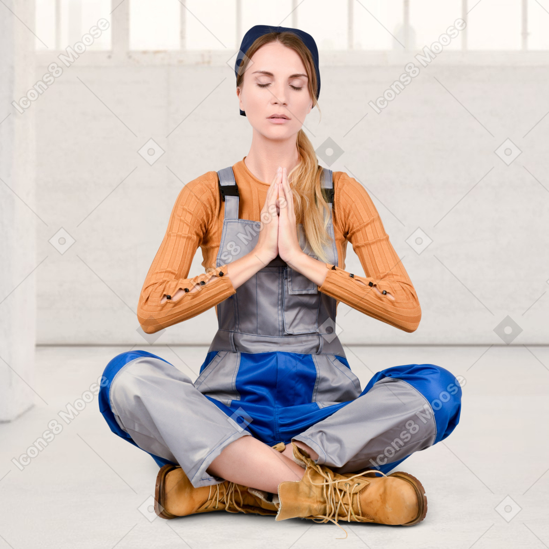 Женщина-работница медитирует