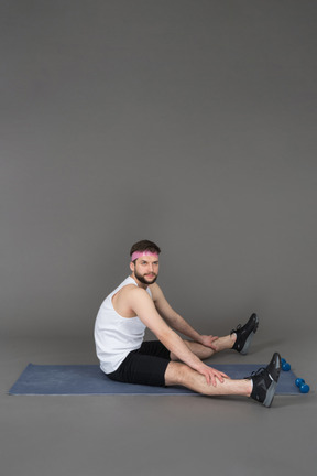 Uomo fare una pausa durante l'allenamento fitness