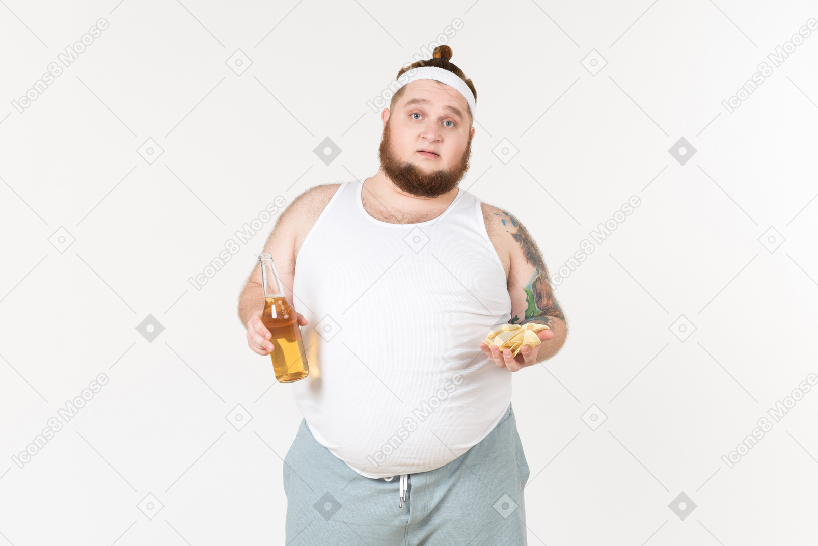 Um homem gordo no sportswear com uma garrafa de cerveja e um punhado de batatas fritas