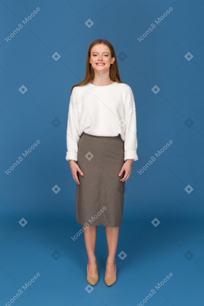 Молодая деловая женщина улыбается