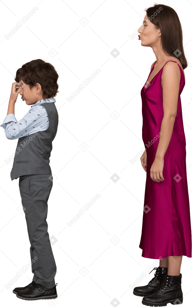 Mulher com vestido vermelho e menino com colete cinza no perfil
