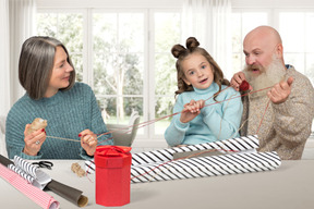 Abuelos y nieta preparándose para la navidad