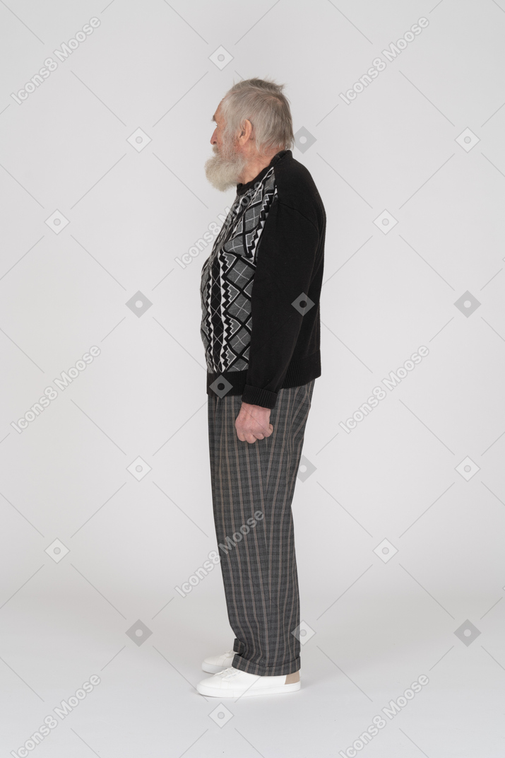 Vista lateral de un anciano parado