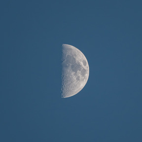 Luna en el espacio