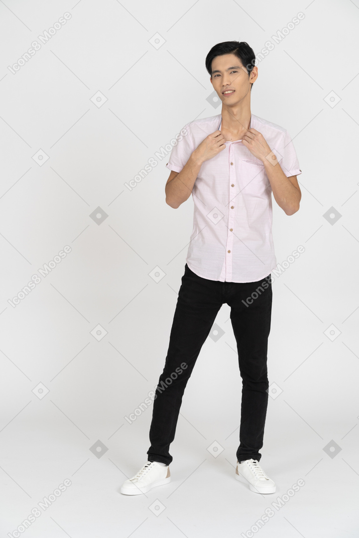 Homem em roupas casuais em pé