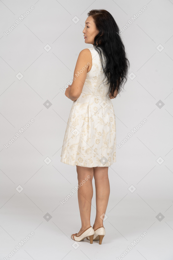 Mulher de vestido branco em pé