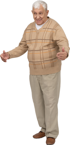 Vista frontale di un vecchio felice in abiti casual in piedi con le braccia tese