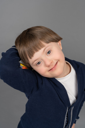 Alegre niño sonriendo para una cámara