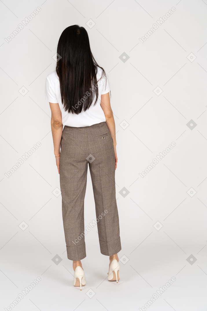 Vista posteriore di una giovane donna in calzoni