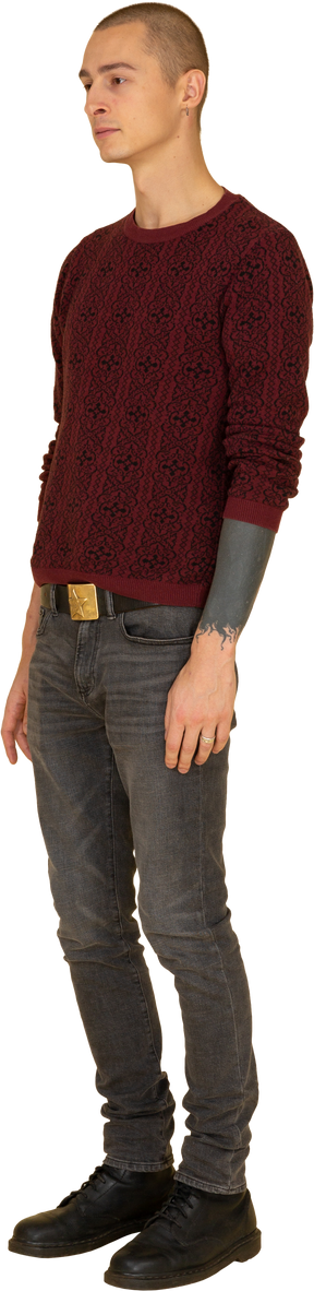 가만히 서있는 빨간 스웨터를 입은 젊은 남자의 3/4보기