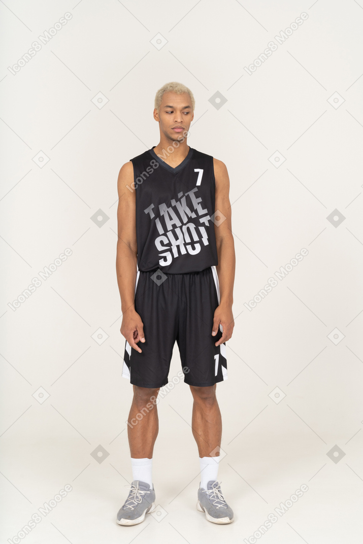 脇を見て混乱している若い男性のバスケットボール選手の正面図