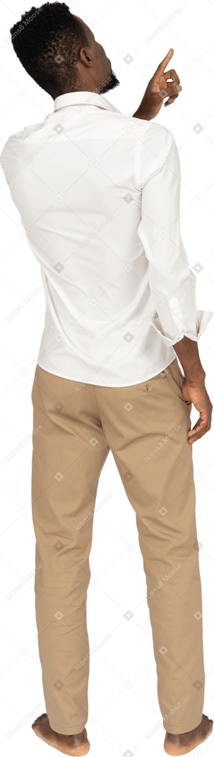 Homem de camisa branca em pé