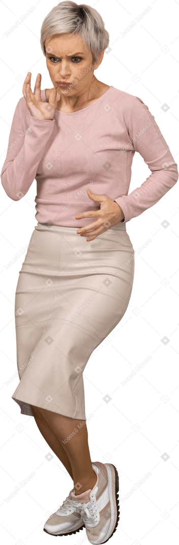 Вид спереди женщины в повседневной одежде корчит рожи