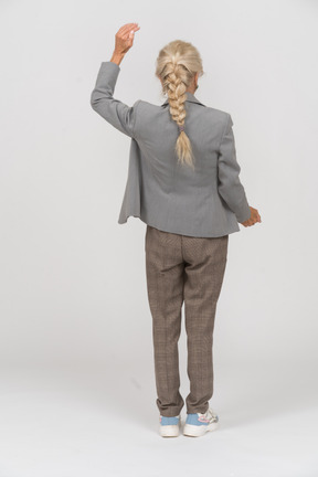 スーツを着て踊っている老婦人の背面図
