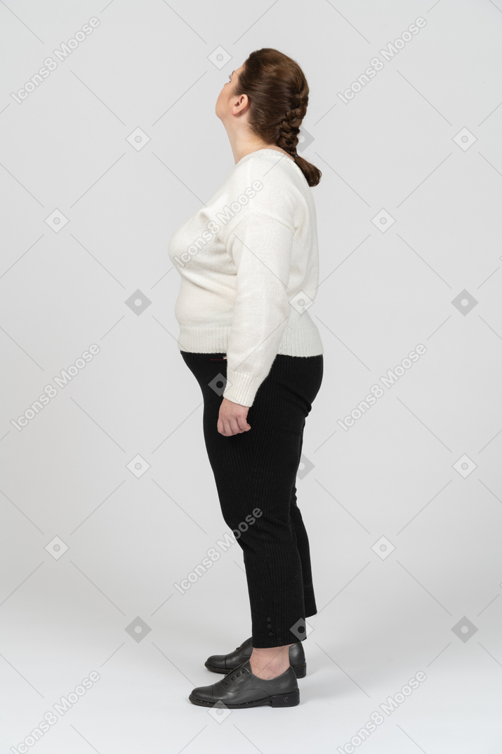 Mulher rechonchuda em roupas casuais em pé