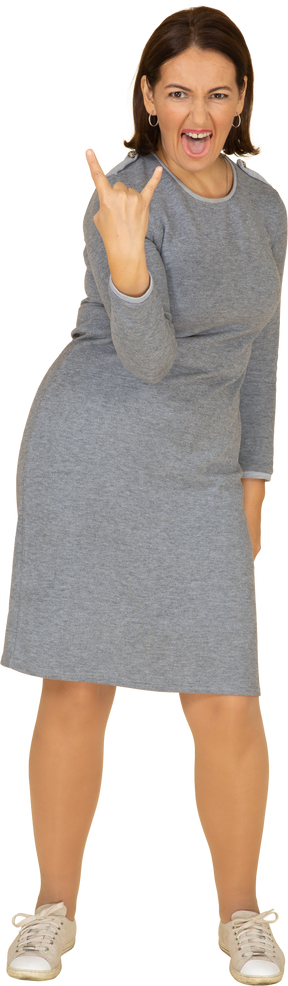 Vista frontale di una donna in abito grigio che gesticola