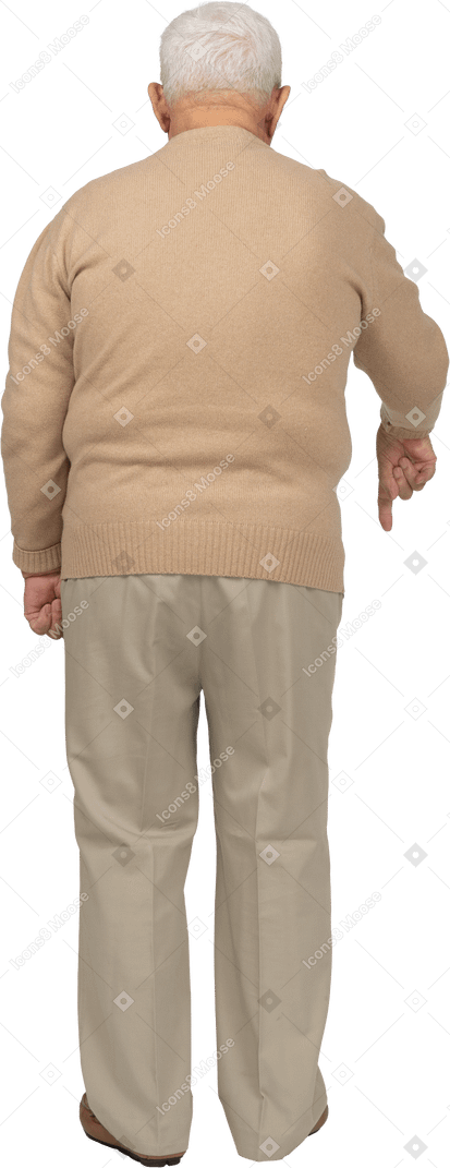 Vista posteriore di un vecchio in abiti casual che puntano verso il basso con il dito