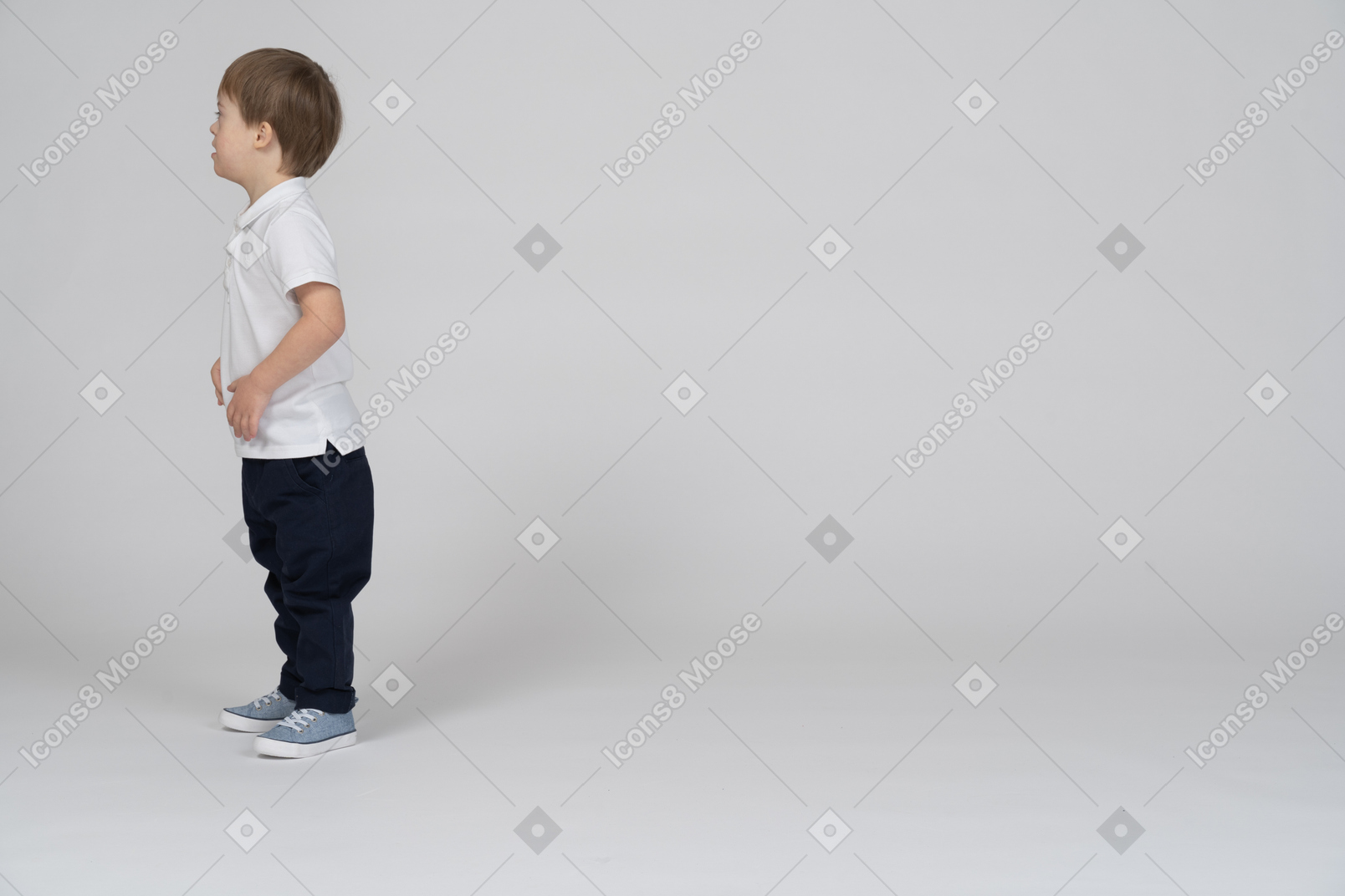 Вид сбоку на маленького мальчика, смотрящего влево