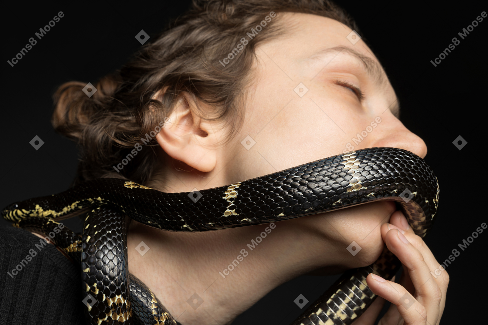 Linda mujer besando a una serpiente