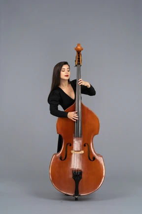 Vista frontal, de, un, mujer joven, en, vestido negro, juego, ella, contrabajo