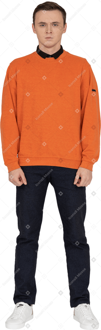 Junger mann im orangefarbenen sweatshirt stehend