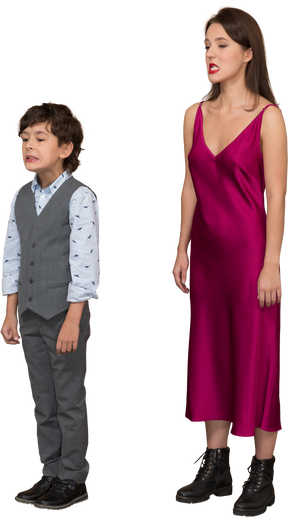 Vista lateral de uma jovem com um vestido vermelho e um menino