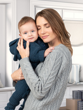 Uma mulher segurando um bebê nos braços